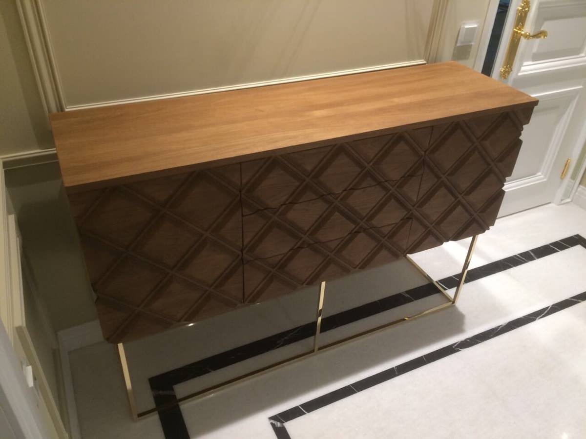 Комод с геометрическим декором