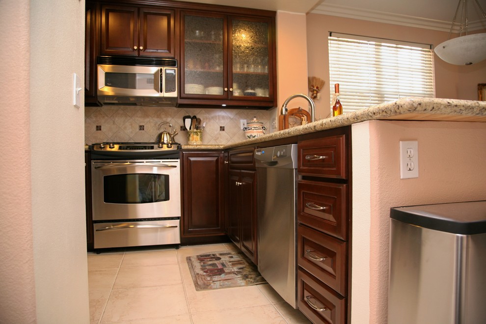 Example of a transitional kitchen design in Orange County