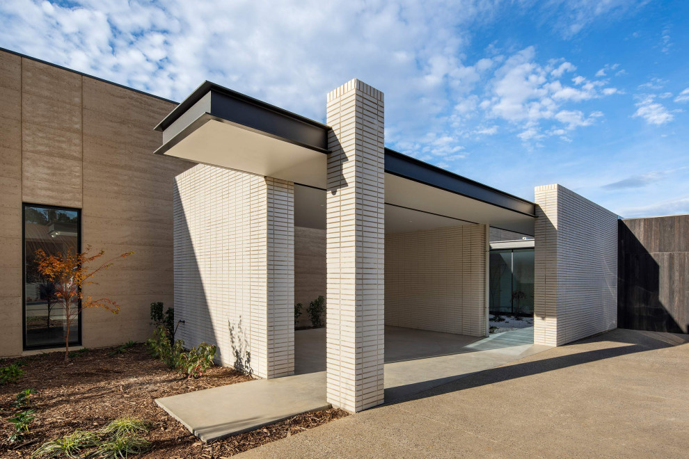 This is an example of an expansive modern house exterior in Adelaide.