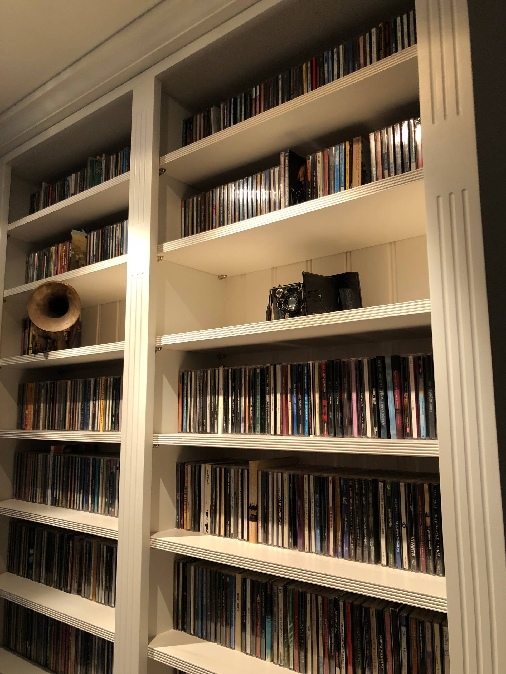 Bibliothèques sur-mesure en hêtre massif peint