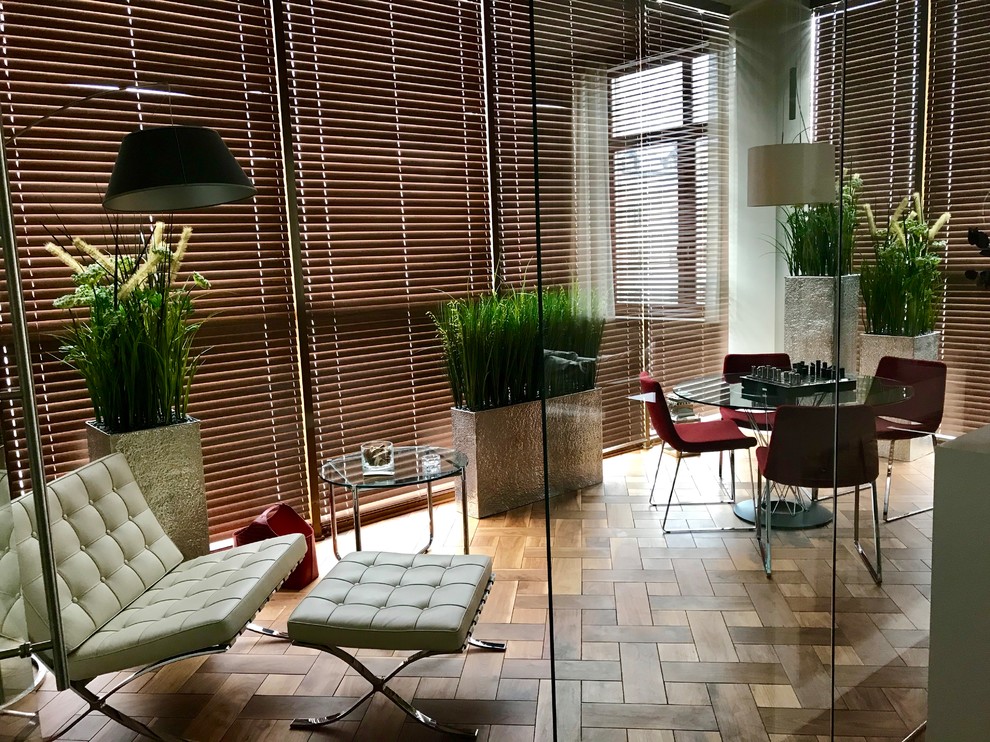 Оформление частной квартиры искусственными растениями