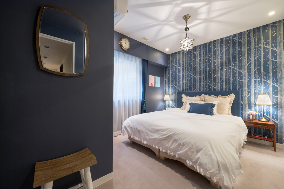 Bedroom - eclectic beige floor bedroom idea in Nagoya with blue walls