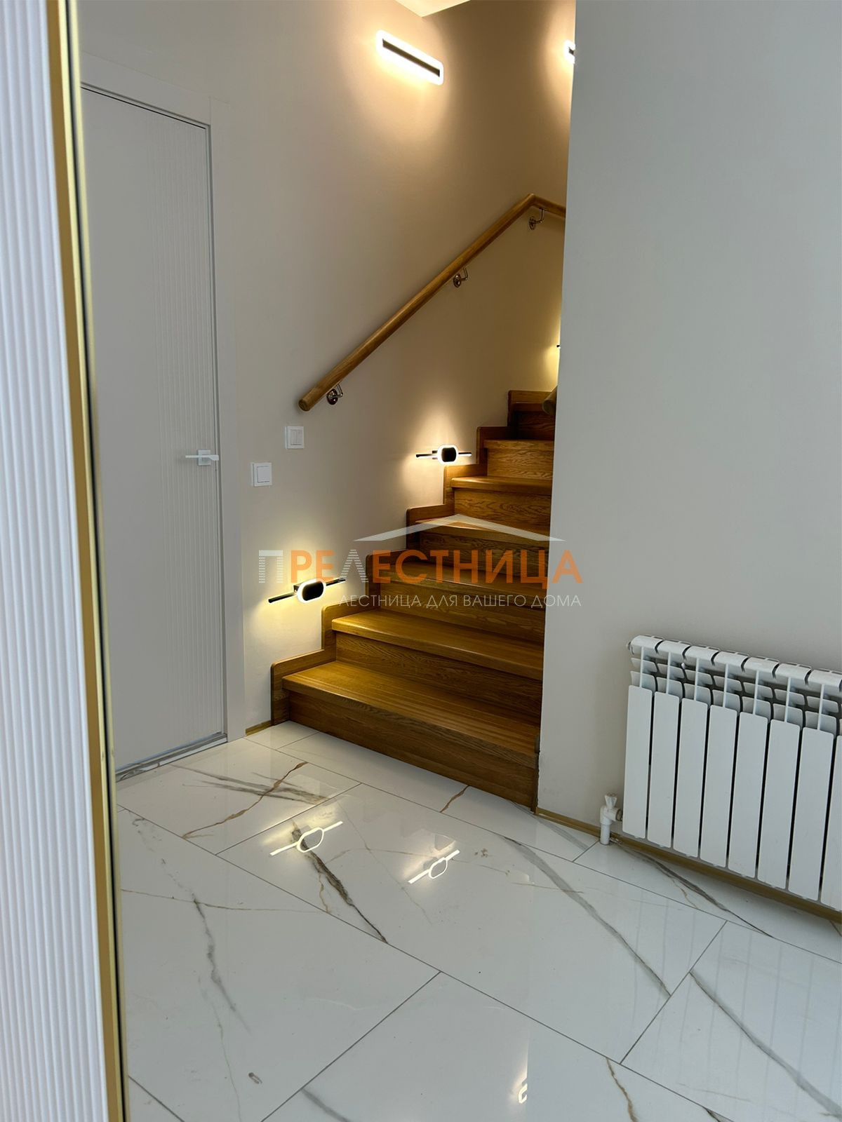 Две закрытых лестницы из дуба с шириной ступени 1500 мм