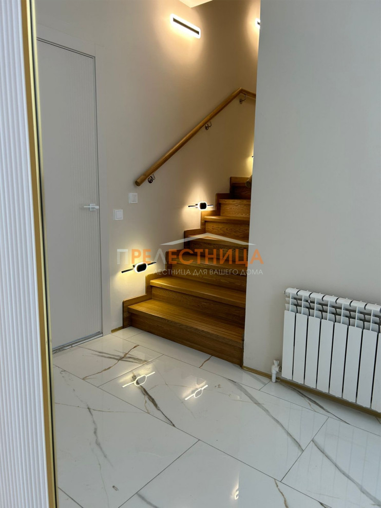 Две закрытых лестницы из дуба с шириной ступени 1500 мм