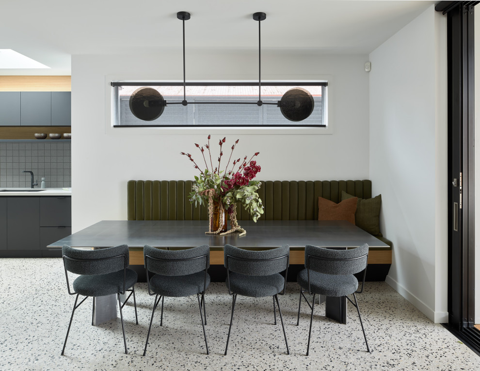 Источник вдохновения для домашнего уюта: столовая среднего размера в современном стиле с бетонным полом и разноцветным полом