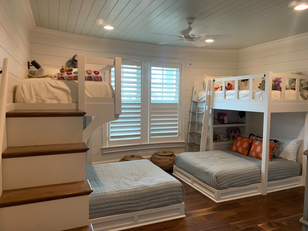 На фото: гостевая спальня (комната для гостей) в морском стиле с кессонным потолком и стенами из вагонки