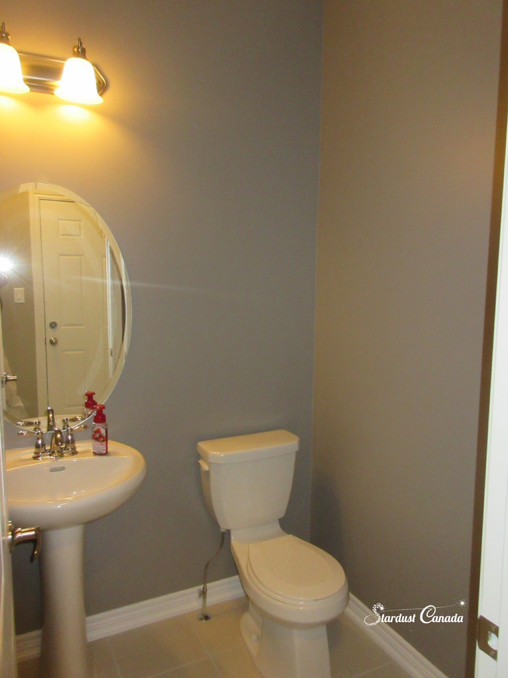 Example of a transitional home design design in Toronto