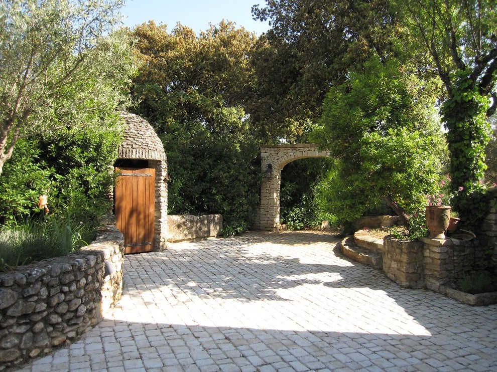 Inspiration for a large mediterranean shaded garden in Marseille.