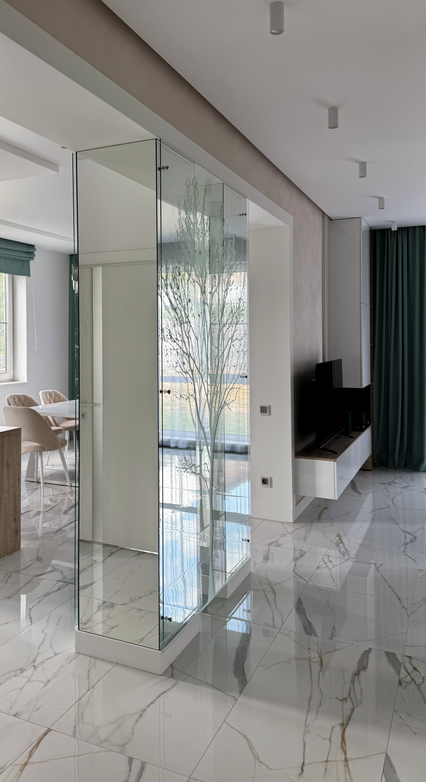 Стеклянное панно с пескоструйным рисунком и фьюзингом