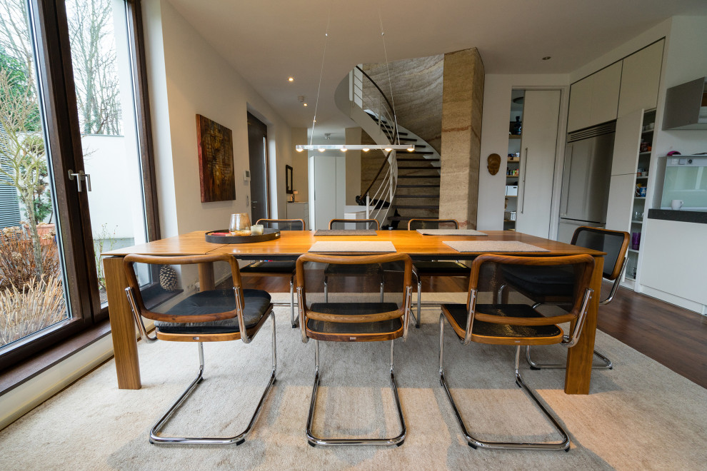This is an example of a contemporary dining room in Berlin.