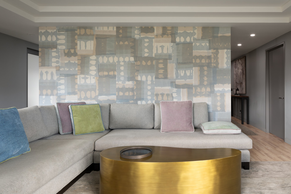 Réalisation d'un salon design de taille moyenne avec un mur gris, parquet clair, aucune cheminée, un téléviseur fixé au mur, un sol beige, un plafond décaissé et du papier peint.