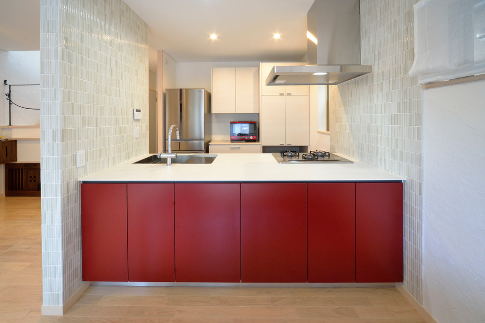 This is an example of a country kitchen in Tokyo with red splashback and timber splashback.