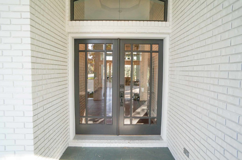 Inspiration for a transitional home design remodel in Jacksonville