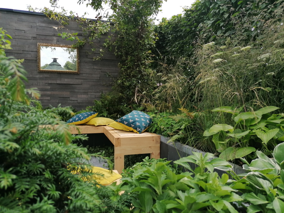 Esempio di un privacy in giardino minimal di medie dimensioni e dietro casa in estate con pavimentazioni in pietra naturale