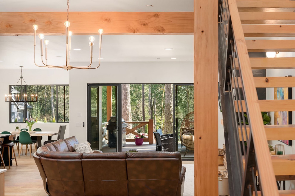 Example of a mountain style home design design in Seattle