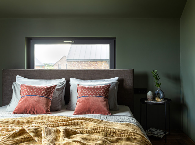 Дом в Подмосковье 137 м2 с темными стенами contemporary-bedroom