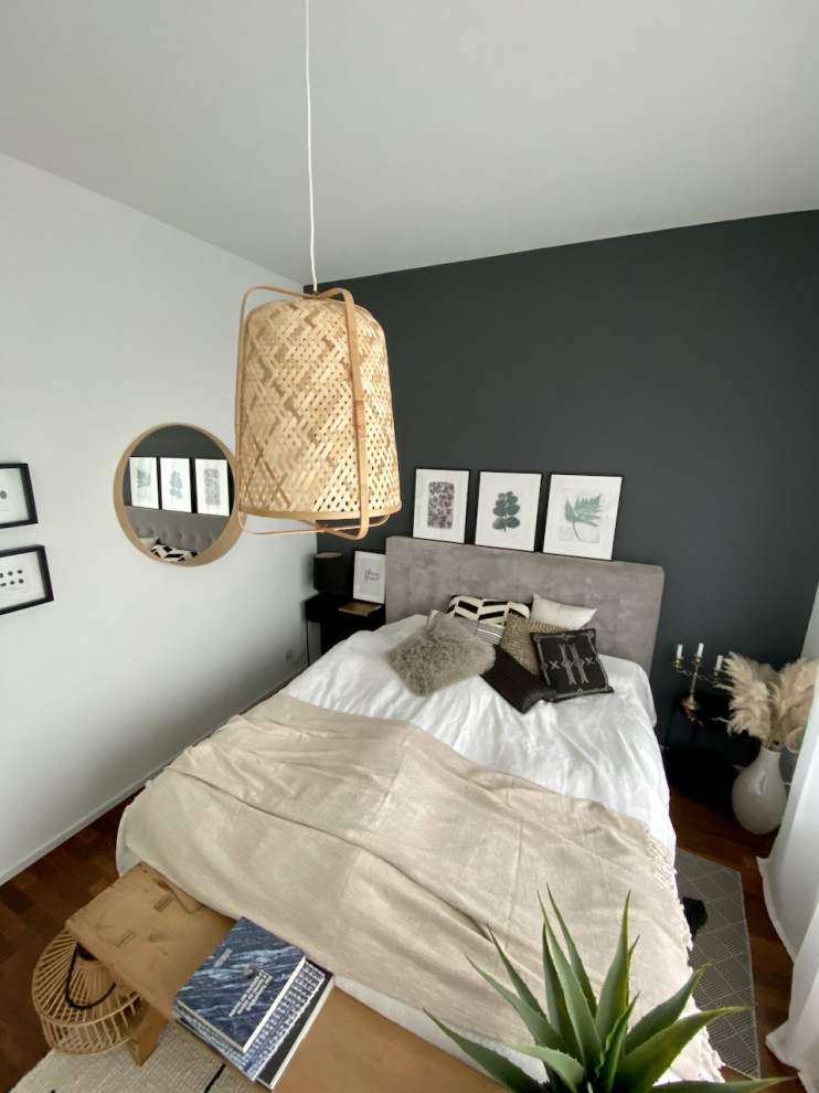 Foto de dormitorio principal y gris y blanco nórdico de tamaño medio sin chimenea con paredes grises, suelo de madera en tonos medios y suelo marrón