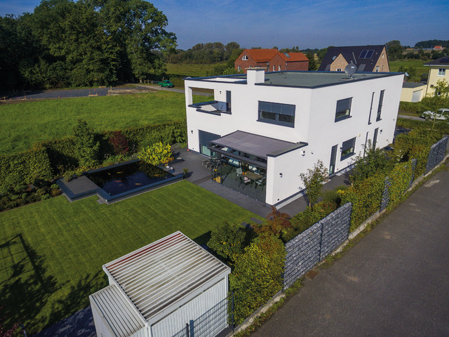 Villa Im Bauhausstil Mit Teich Im Garten Modern Garten