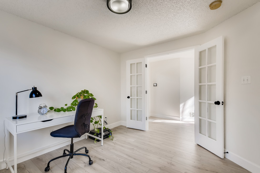 Cette photo montre un bureau moderne de taille moyenne avec un mur blanc, un sol en vinyl, un sol gris et du papier peint.