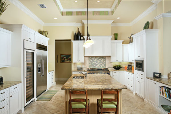 Inspiration for a traditional kitchen in Miami.