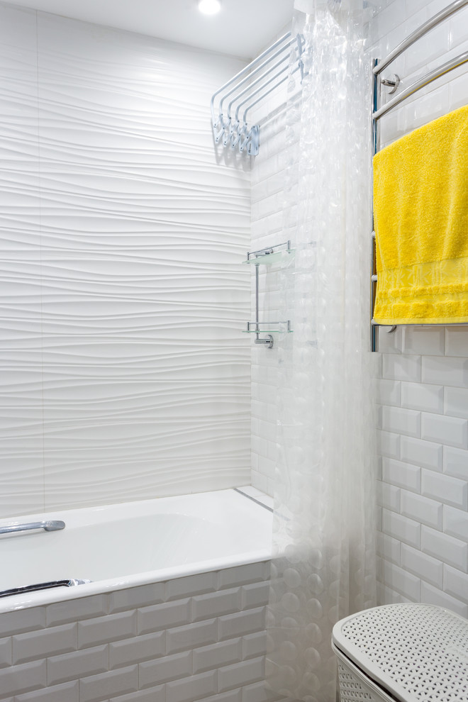 Foto di una stanza da bagno padronale di medie dimensioni con vasca ad alcova, vasca/doccia, piastrelle bianche, piastrelle in ceramica, pareti bianche, pavimento in gres porcellanato e doccia con tenda