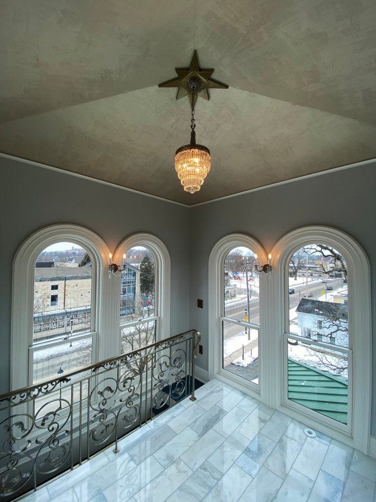 Idee per una piccola veranda vittoriana con pavimento in marmo e pavimento bianco