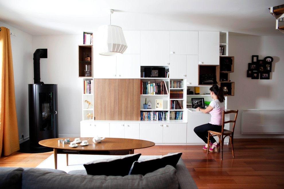 This is an example of a scandinavian family room in Paris.