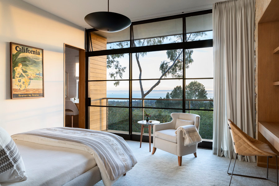 サンタバーバラにある中くらいなミッドセンチュリースタイルのおしゃれな主寝室 (淡色無垢フローリング、板張り壁)
