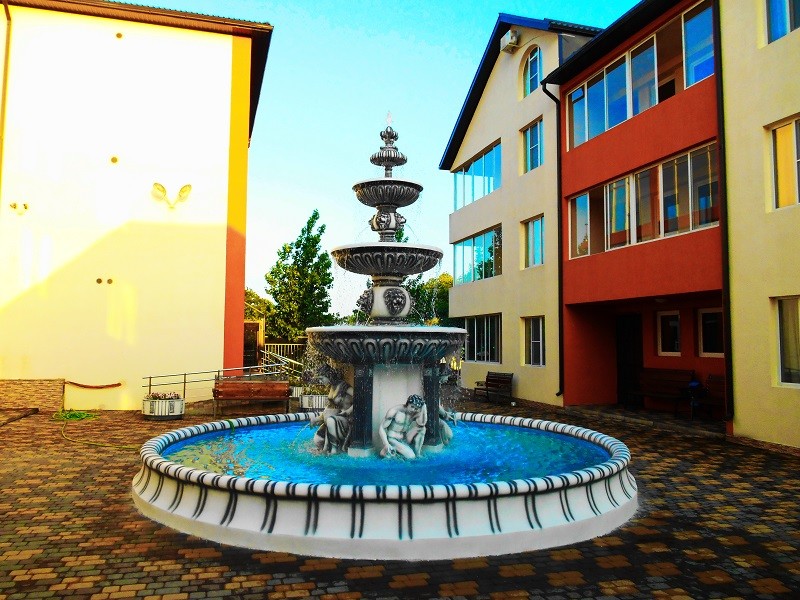 Сборка и установка фонтана из бетона.