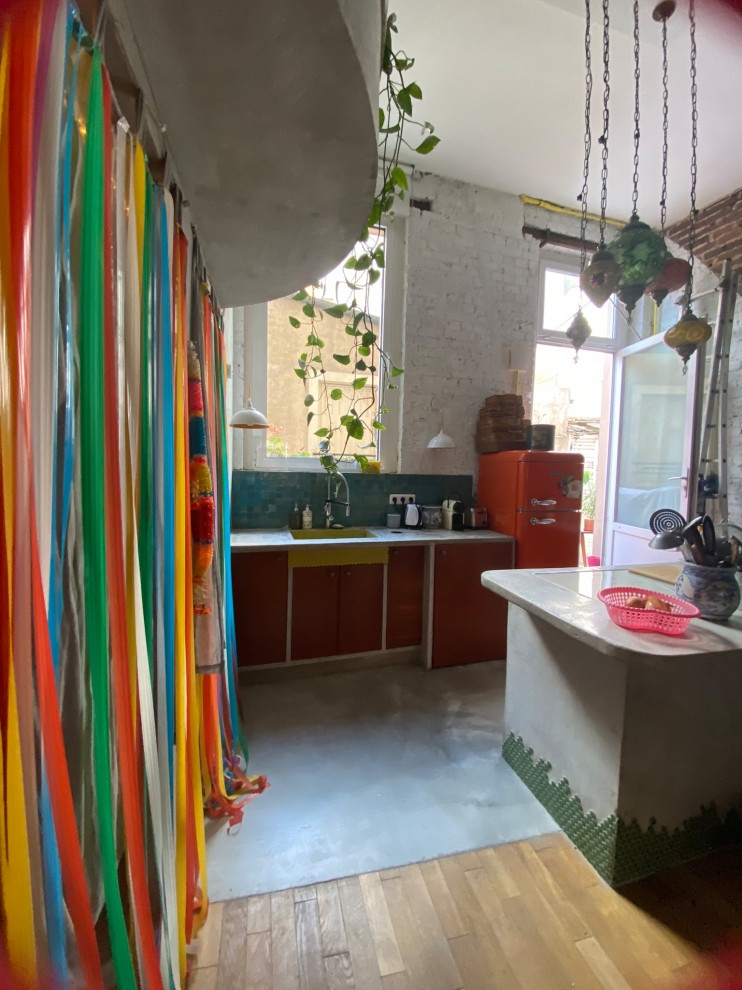 Transformation d'un local en loft brutaliste tropical