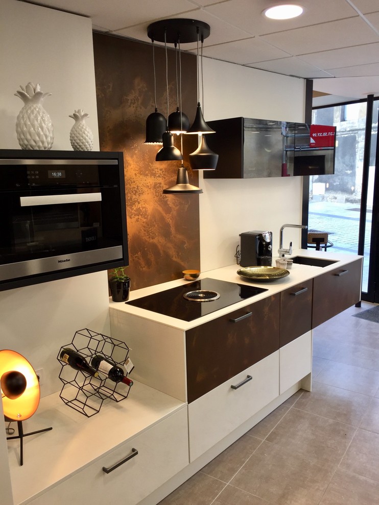 Kitchen - industrial kitchen idea in Le Havre