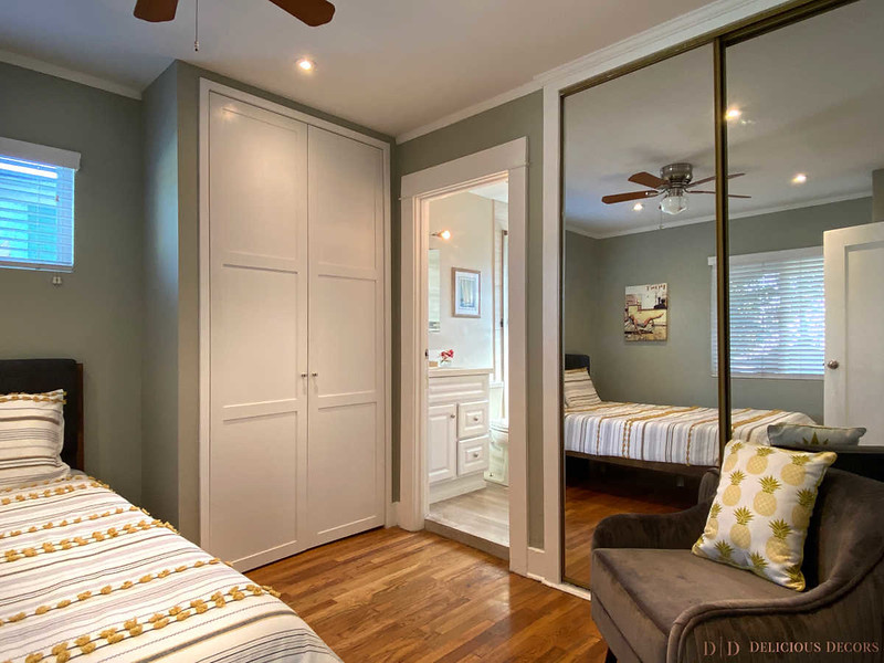 Kleines Mid-Century Hauptschlafzimmer mit grauer Wandfarbe, braunem Holzboden und braunem Boden in Sonstige
