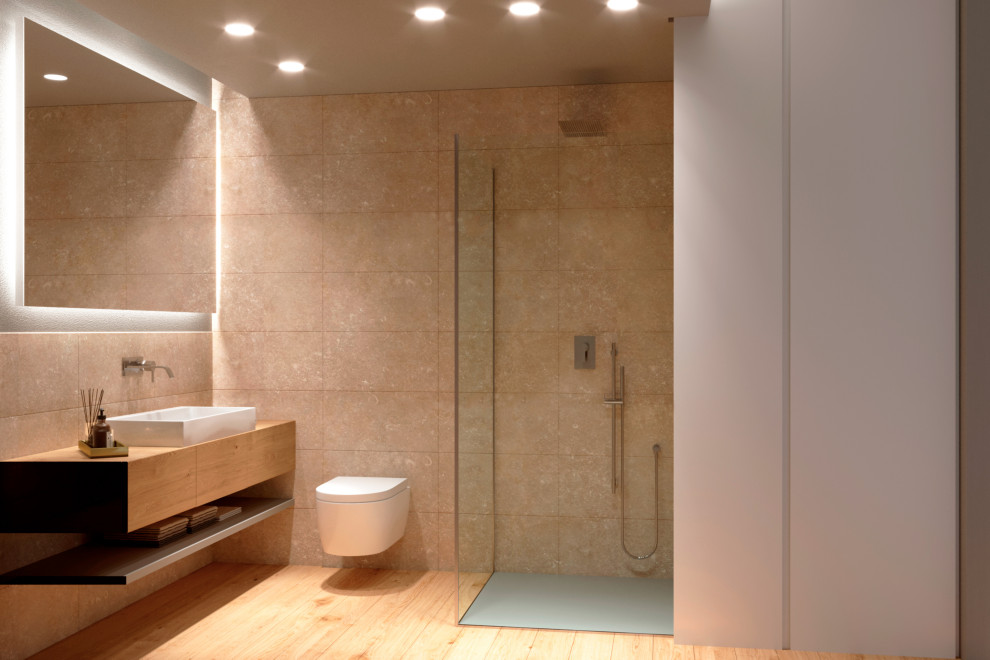 Пример оригинального дизайна: узкая и длинная ванная комната среднего размера в стиле модернизм с плоскими фасадами, коричневыми фасадами, угловым душем, раздельным унитазом, бежевой плиткой, керамогранитной плиткой, серыми стенами, деревянным полом, душевой кабиной, настольной раковиной, столешницей из дерева, коричневым полом, душем с распашными дверями, тумбой под одну раковину, подвесной тумбой и многоуровневым потолком