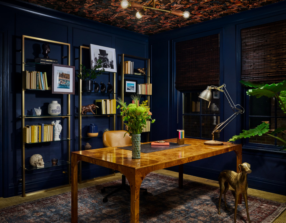 Cette image montre un bureau design avec un mur bleu, moquette, un bureau indépendant, un sol marron, un plafond en papier peint et du lambris.