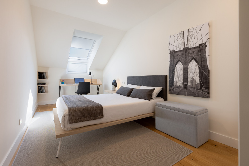 На фото: спальня среднего размера в современном стиле с белыми стенами и паркетным полом среднего тона с
