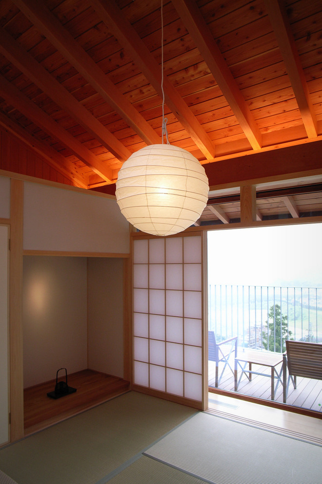 Immagine di una camera degli ospiti moderna di medie dimensioni con pareti beige e pavimento in tatami