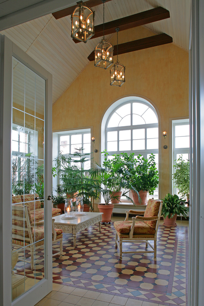 Large traditional sunroom in Moscow.