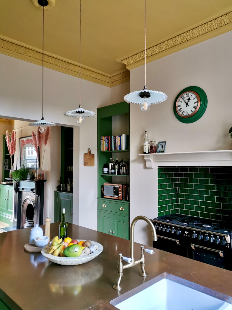 Exempel på ett mellanstort klassiskt brun brunt kök och matrum, med en rustik diskho, skåp i shakerstil, gröna skåp, bänkskiva i akrylsten, stänkskydd i keramik, integrerade vitvaror, mellanmörkt trägolv, en köksö, brunt golv och grönt stänkskydd