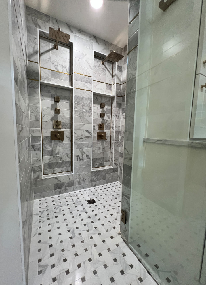 Mittelgroßes Modernes Badezimmer mit bodengleicher Dusche, weißen Fliesen, Porzellanfliesen, weißer Wandfarbe, Mosaik-Bodenfliesen, weißem Boden, Falttür-Duschabtrennung und Wandnische in Sonstige
