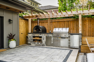 15 Outdoor Kitchens That Serve Up Meals With Style (15 photos)