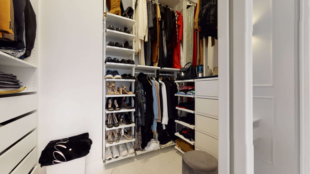 Foto de armario vestidor unisex minimalista pequeño con armarios abiertos, puertas de armario blancas, suelo de baldosas de porcelana y suelo blanco