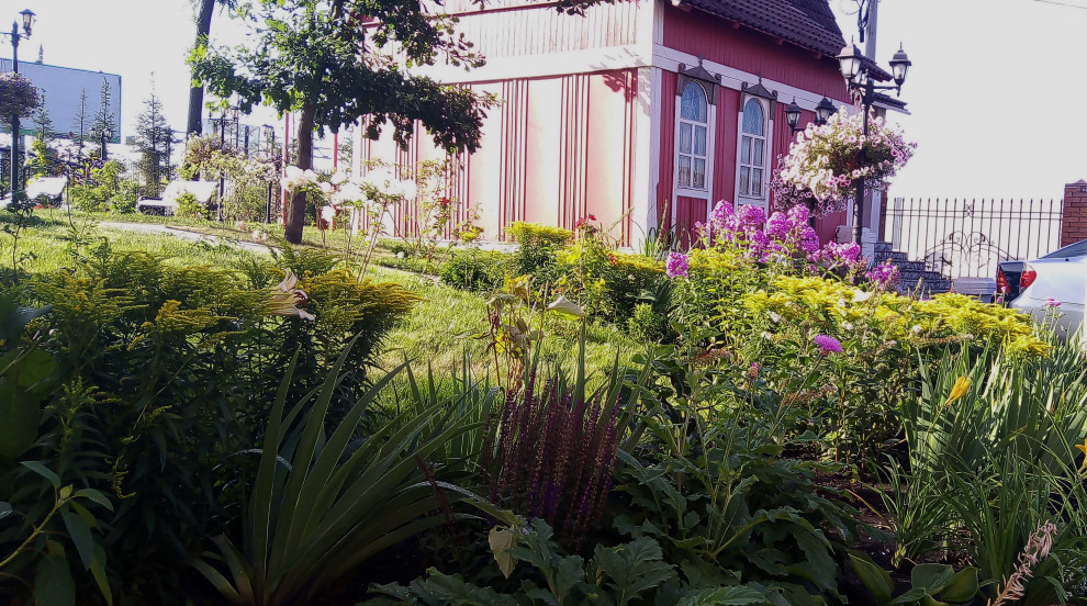 Цветники на территории храма