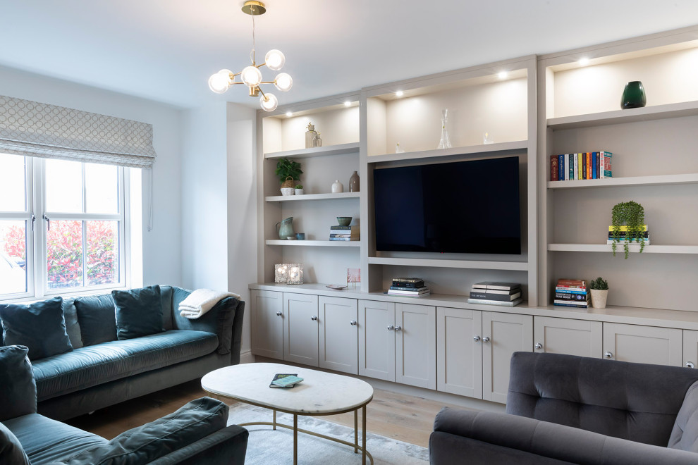 Idee per un soggiorno tradizionale con pareti bianche, pavimento in legno massello medio, parete attrezzata e pavimento marrone