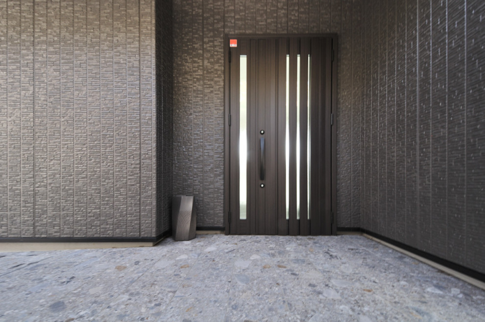 Imagen de puerta principal moderna de tamaño medio con paredes grises, suelo de baldosas de porcelana, puerta simple, puerta marrón y suelo azul