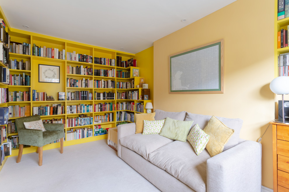Idee per una camera degli ospiti contemporanea di medie dimensioni con pareti gialle, moquette, nessun camino e pavimento beige