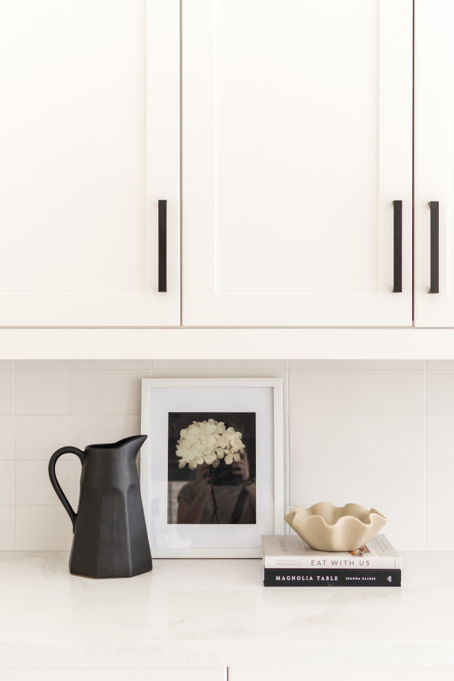 Transitional kitchen photo in Toronto