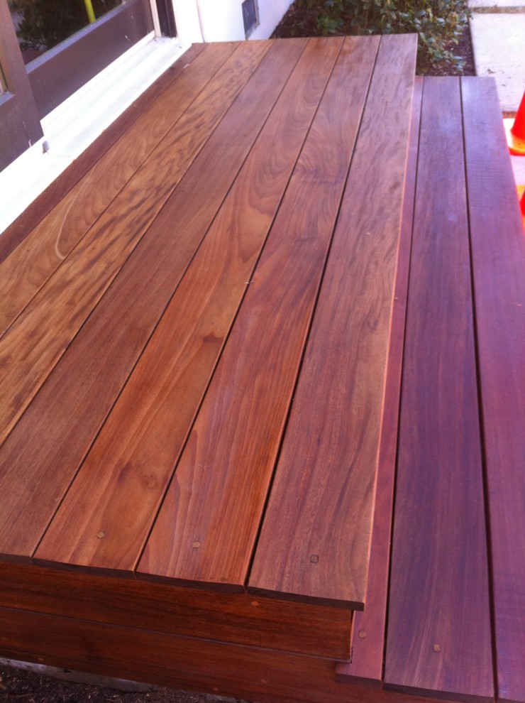 This is an example of a contemporary side yard deck in Dallas.