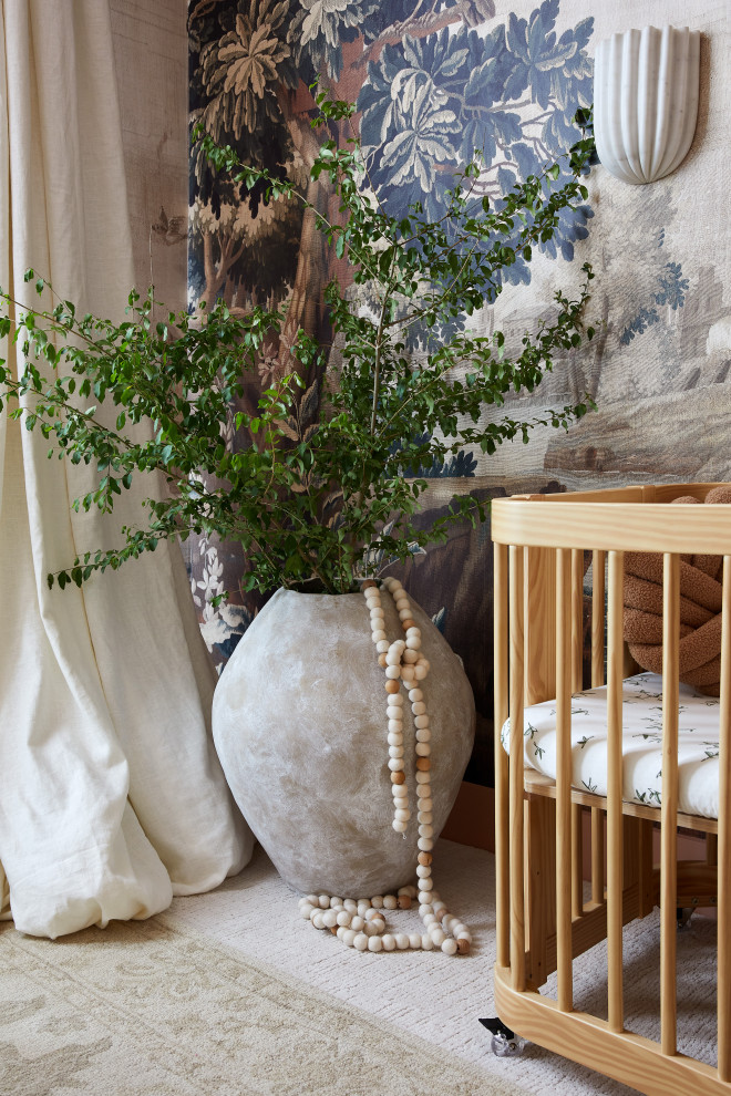 Réalisation d'une chambre de bébé neutre tradition de taille moyenne avec moquette et du papier peint.