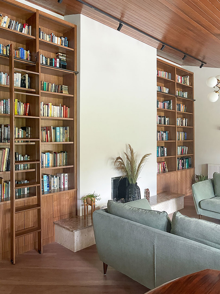 Esempio di un soggiorno moderno di medie dimensioni con libreria e soffitto in perlinato