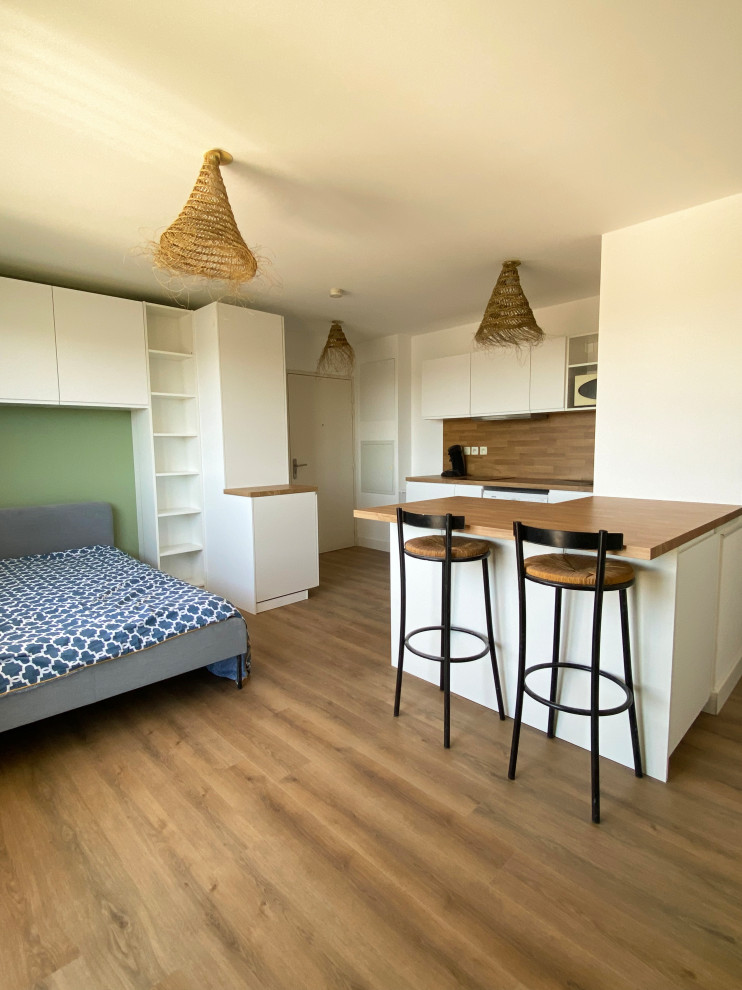 Inspiration för ett litet skandinaviskt vardagsrum, med gröna väggar, vinylgolv och brunt golv
